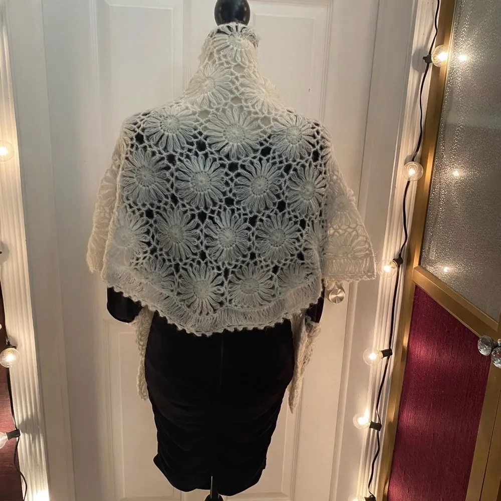 Gertz 100% acrylic knitted shawl, made in Japan 🇯🇵